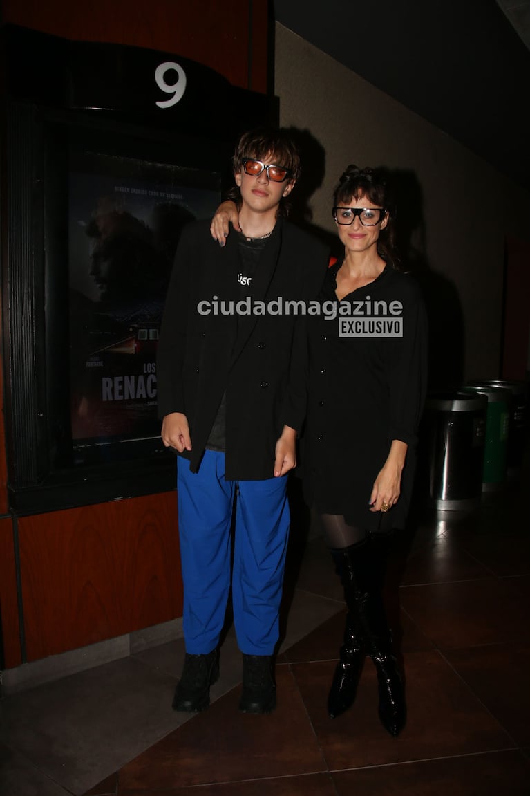Mónica Antonópulos y su hijo Camilo en el estreno de Los Renacidos (Foto: Movilpress).