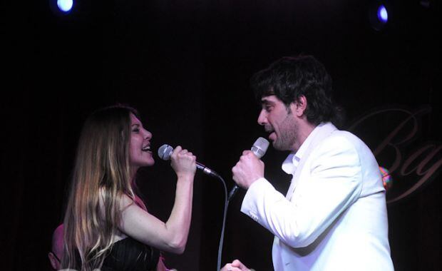 Mónica Ayos se animó a cantar junto a Darthés (Foto: Jennifer Rubio). 