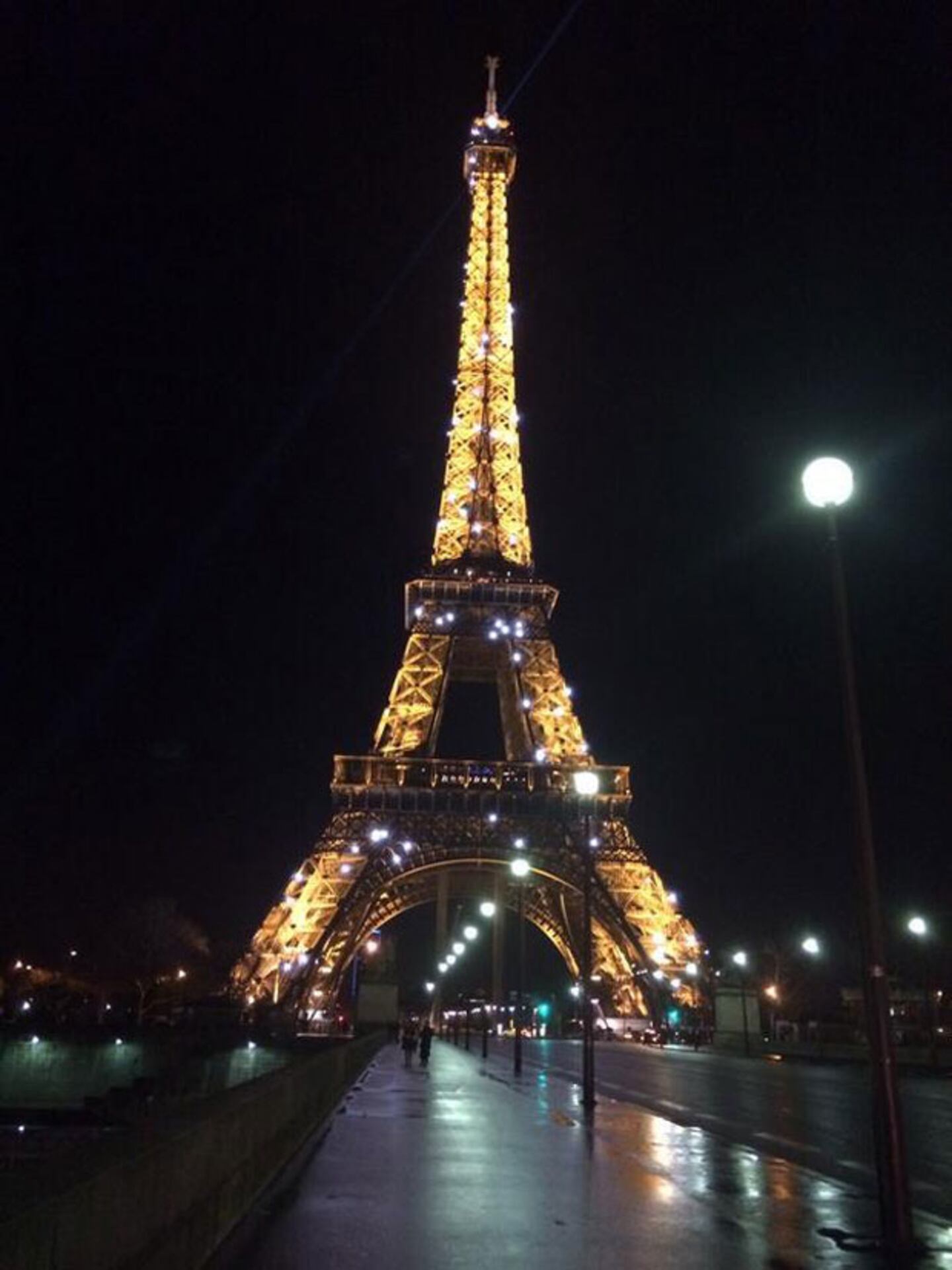 Mónica Ayos y Diego Olivera, enamorados en París (Fotos: Twitter). 