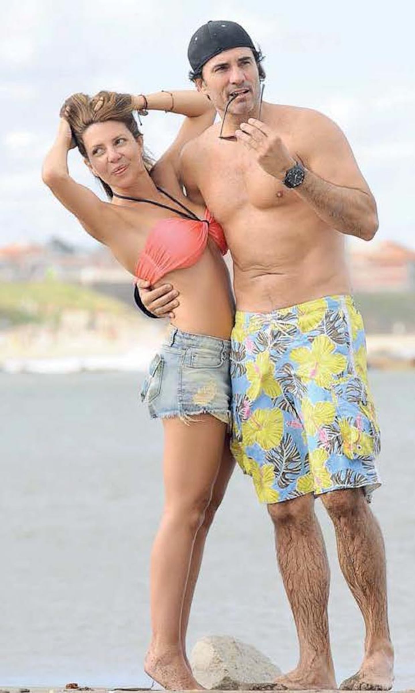 Mónica Ayos y Diego Olivera, mimosos en Mar del Plata. (Foto: revista Gente)