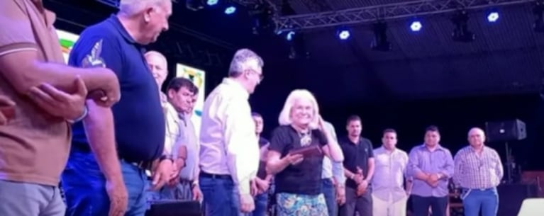 Mónica Cahen D’Anvers recibió dos premios en la Fiesta del Durazno y homenajeó a César Mascetti