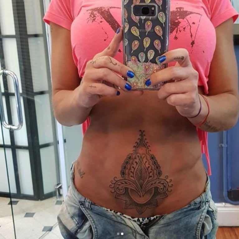 Mónica Farro presentó su tatuaje ¡número 20! con una foto sensual: "Dolió, pero valió la pena"