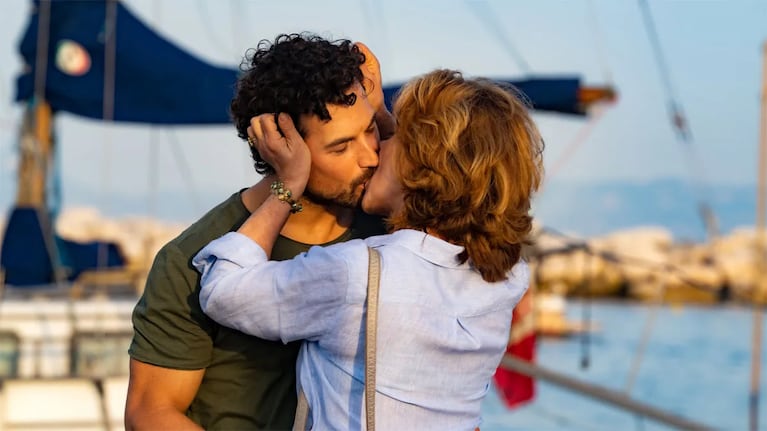 Mónica Guerritore como Gabriella y Giacomo Gianniotti como Elia en "Engaño" de Netflix