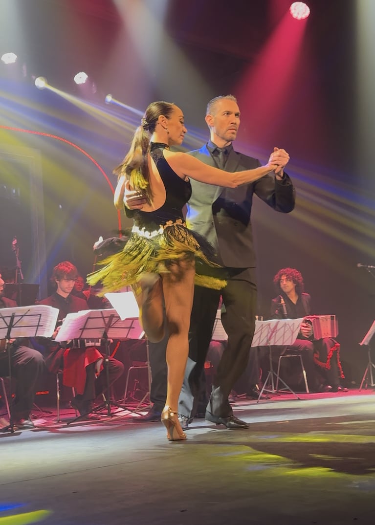 Mora Godoy, Mario Pergolini, Carlos Tevez y más famosos en la reapertura del Teatro Santa María