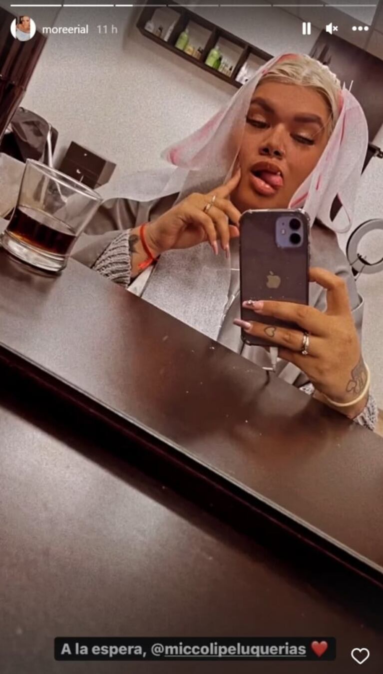 More Rial se animó a un jugado cambio de look con mechas rosas y mostró el proceso desde la peluquería