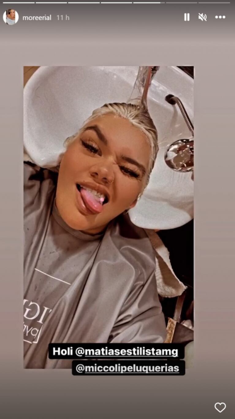 More Rial se animó a un jugado cambio de look con mechas rosas y mostró el proceso desde la peluquería