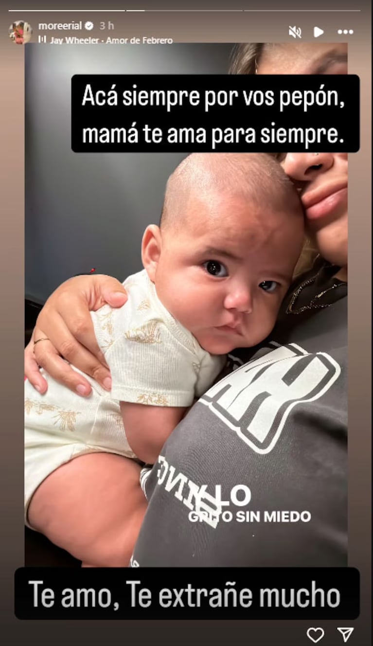 Morena con su hijo Amadeo en febrero de 2025. Foto: Instagram @moreerial