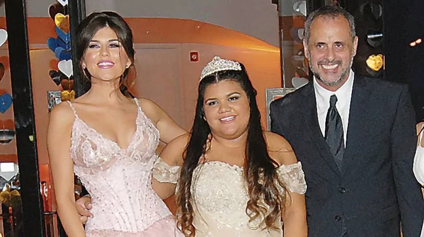 Morena Rial en su fiesta de 15 años: en aquel entonces su papá estaba felizmente en pareja con Mariana Antoniale, la "Niña Loly". (Foto: captura de América)