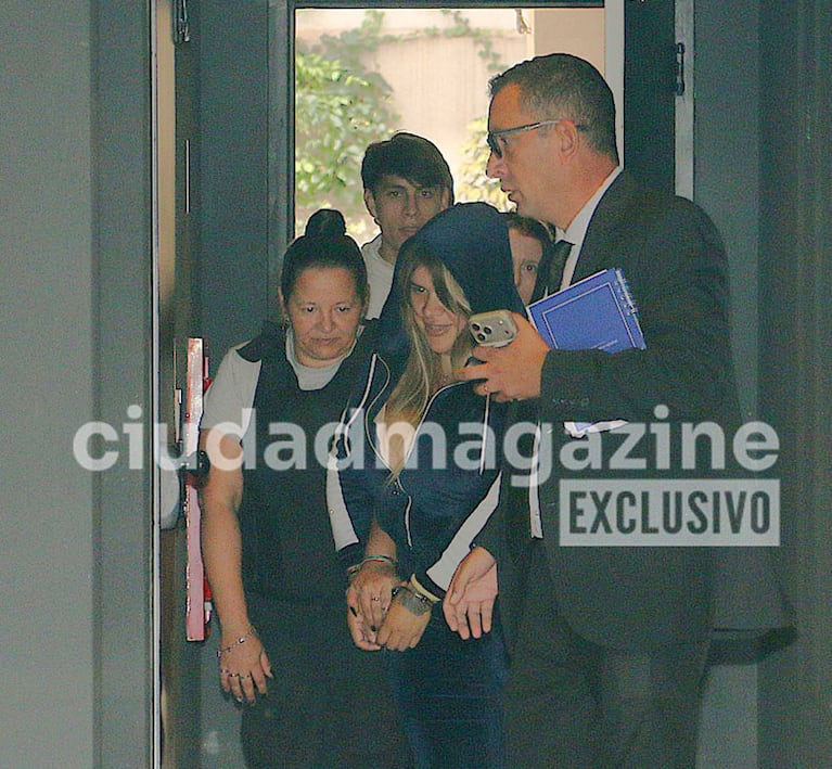 Morena Rial llegó al departamento de su hermana, Rocío, para cumplir la prisión domiciliaria escoltada por Martín Leiro, su abogado. (Foto: Movilpress)