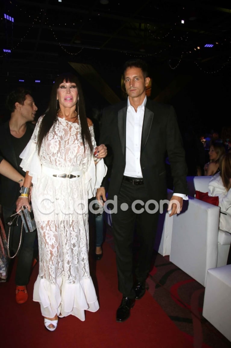 Moria Casán, acompañada por un nuevo y muy joven 'sex toy' en la fiesta por los 50 años de América