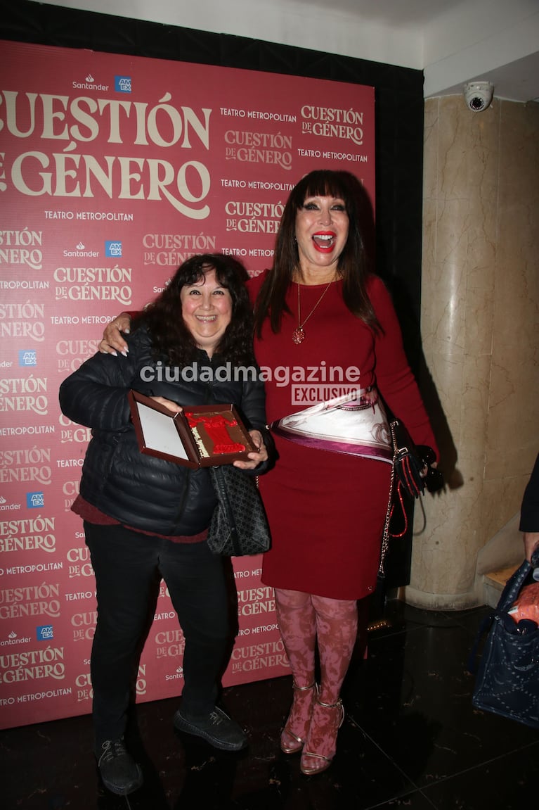 Moria Casán fue sorprendida por una fan que le llevó un regalo al teatro por sus 80 años (Foto: Movilpress).