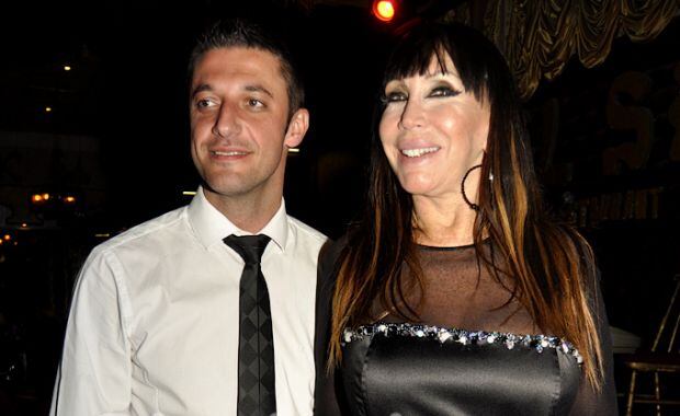 Moria Casán posó junto a su abogado, Matías Morla (Foto: Jennifer Rubio). 