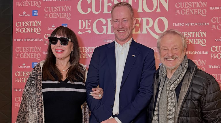 Moria Casán y Jorge Marrale con el embajador de Noruega en Argentina, Halvor Sætre