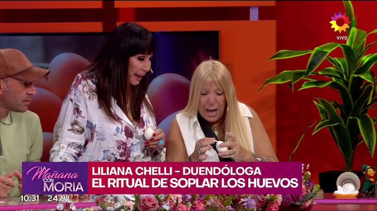 Moria Casán y la duendóloga Liliana Chelli muestran el paso a paso del ritual de soplar el huevo en la previa de la Pascua (Foto: captura de eltrece).