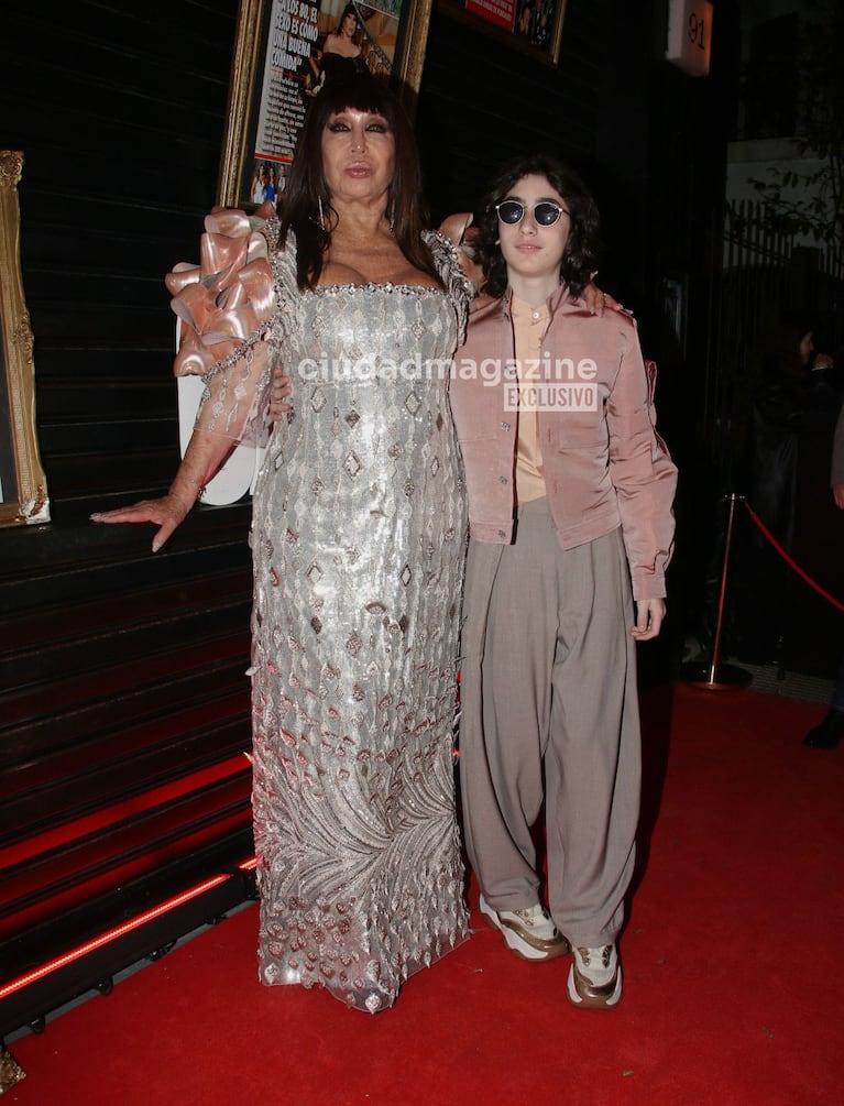 Moria Casán y su nieto, sorprendieron con sus looks en la noche porteña (Foto: Movilpress).