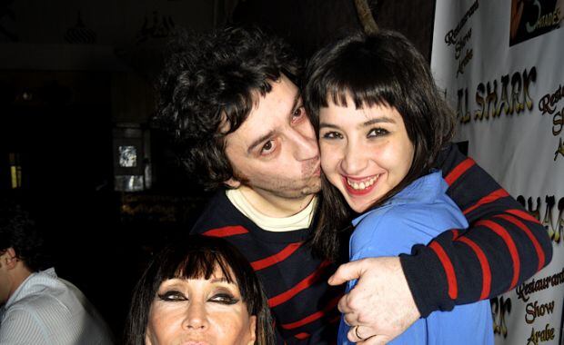Moria, Sofía Gala y su marido, Julián Della Paolera, juntos tras el estreno (Foto: Jennifer Rubio). 