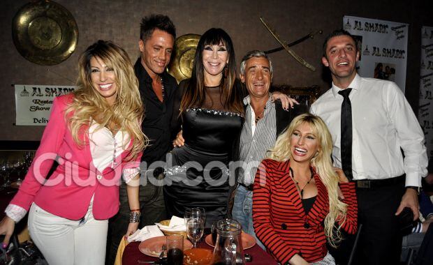 Moria, su abogado y las Xipolitakis se divirtieron tras el debut (Foto: Jennifer Rubio). 