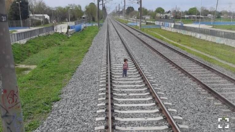 Motorman logra frenar el tren antes de arrollar a un niño