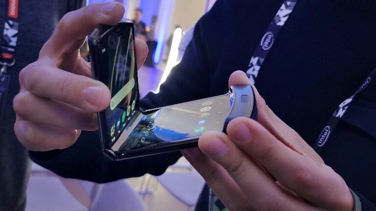 Motorola anuncia la llegada de Android 11 a sus dispositivos móviles, como razr o edge. Foto: DPA.