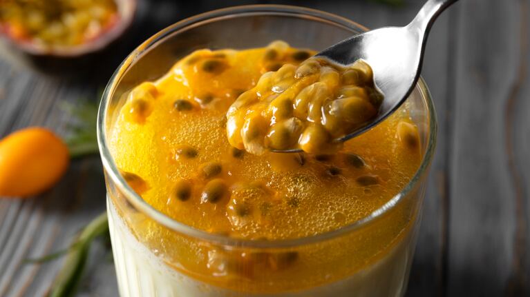 Mousse de maracuyá, un postre cremoso y refrescante con la acidez justa para terminar una buena comida. Foto: Freepik