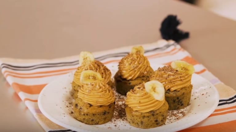 Muffins de banana y chips de chocolate: la receta que eleva tus meriendas