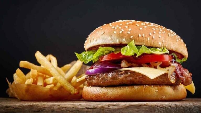 Mujer guarda hamburguesa y papas fritas en una caja por 24 años y muestra el resultado