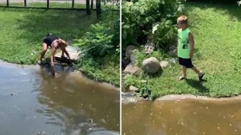 Mujer ingresa con su hijo al hábitat de cocodrilos para recuperar su billetera