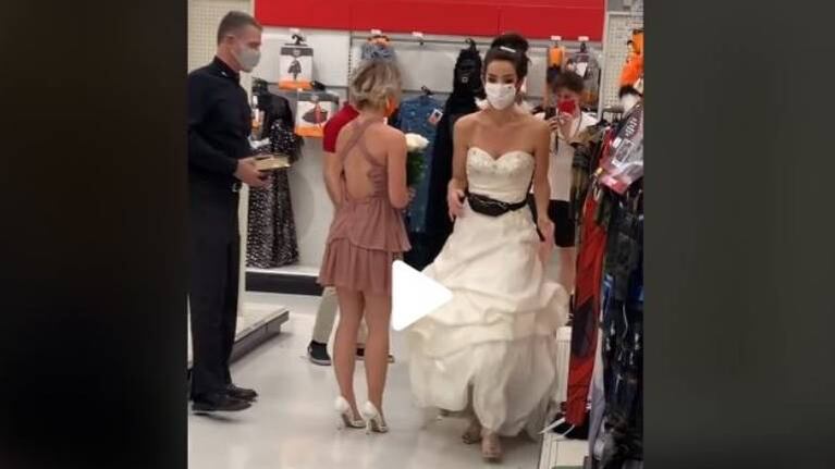 Mujer llega con un cura y vestida de novia al trabajo de su novio y le da un ultimátum