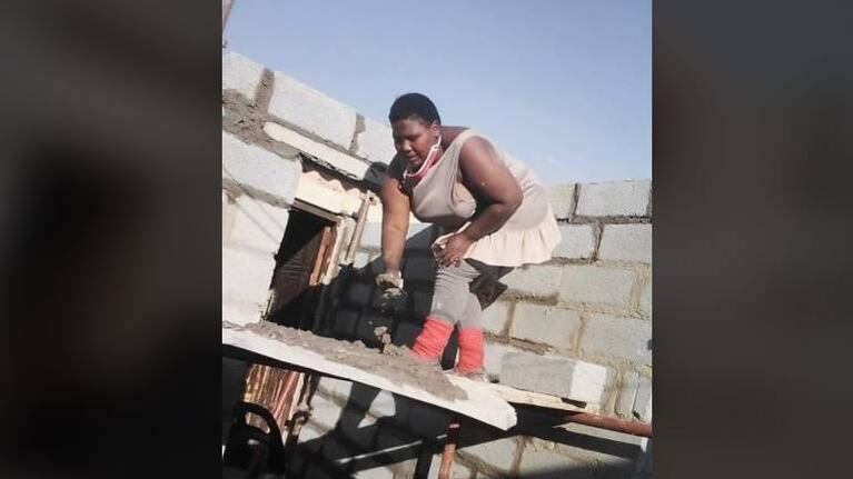 Mujer sudafricana se vuelve viral por edificar su propia casa