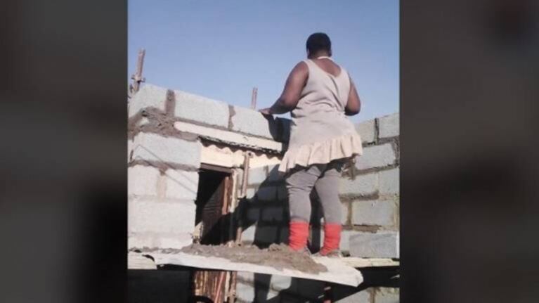 Mujer sudafricana se vuelve viral por edificar su propia casa