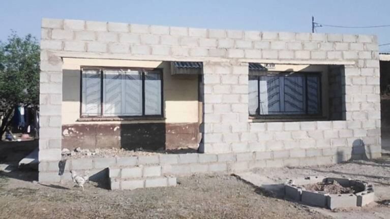 Mujer sudafricana se vuelve viral por edificar su propia casa