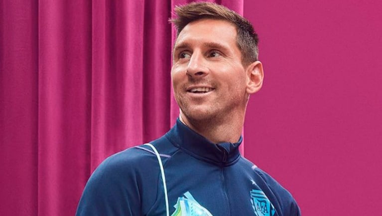 Mundial Qatar 2022: Lionel Messi aterrizó en Abu Dhabi con un mensaje oculto en su remera.