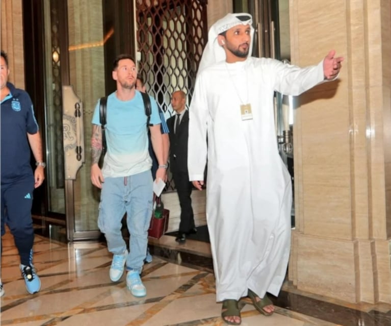 Mundial Qatar 2022: Lionel Messi aterrizó en Abu Dhabi con un mensaje oculto en su remera