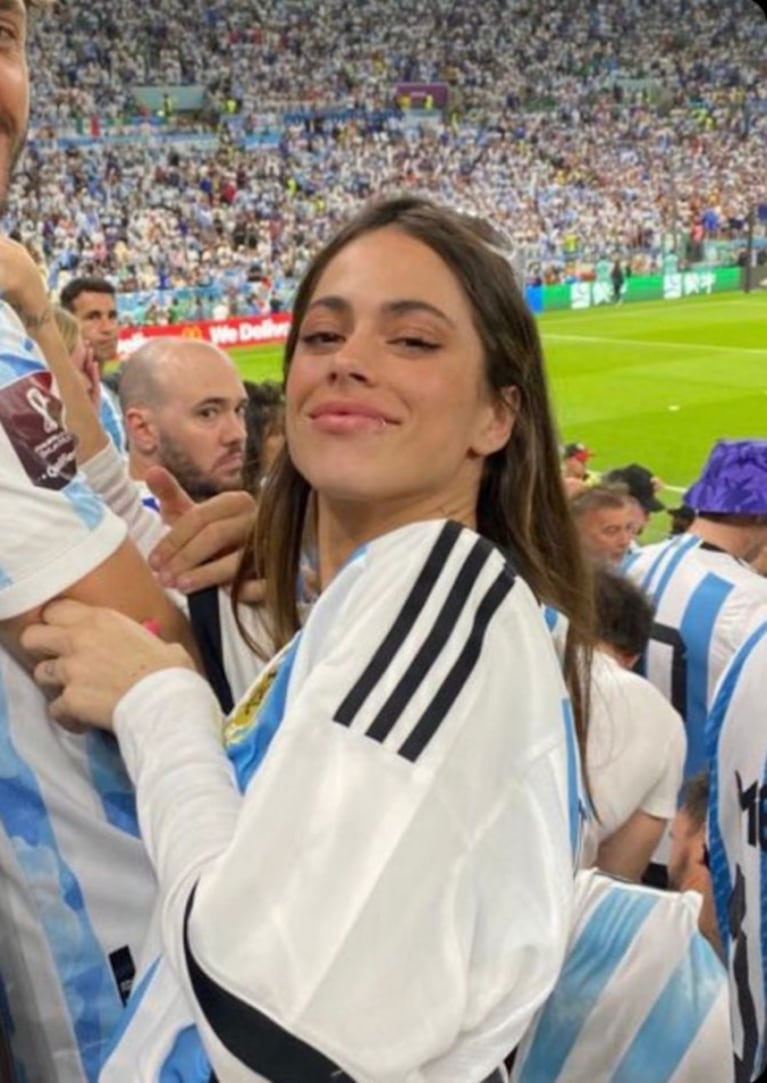 Mundial Qatar 2022: Tini Stoessel alentó a Argentina con la camiseta de Rodrigo de Paul 