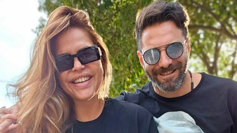 Muy enamorados, Nazarena Vélez y Santiago Caamaño posaron con looks combinados.