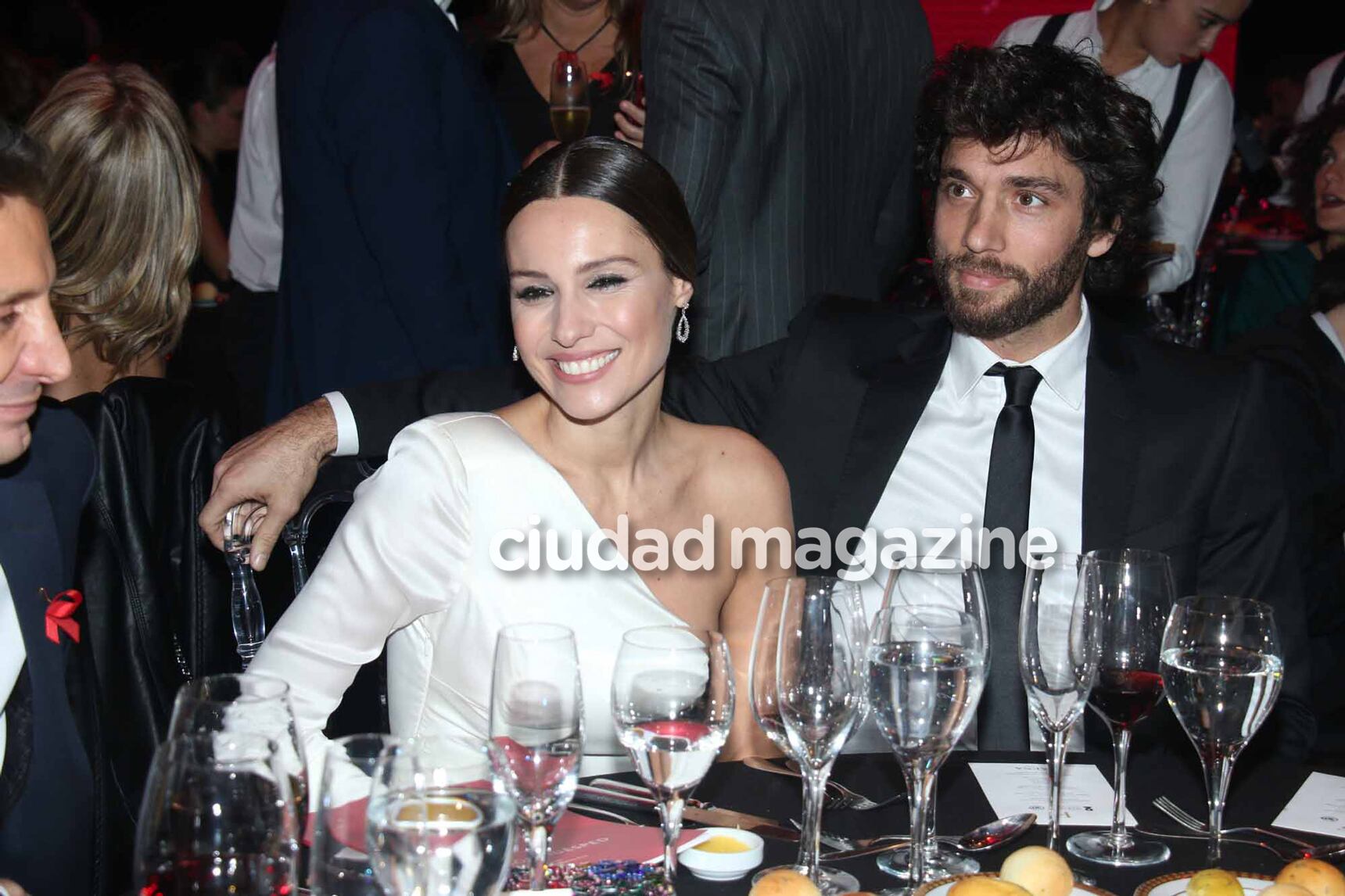 Muy relajados, Pampita y Mariano posaron juntos en la gala de la Fundación Huésped (Fotos: Movilpress). 