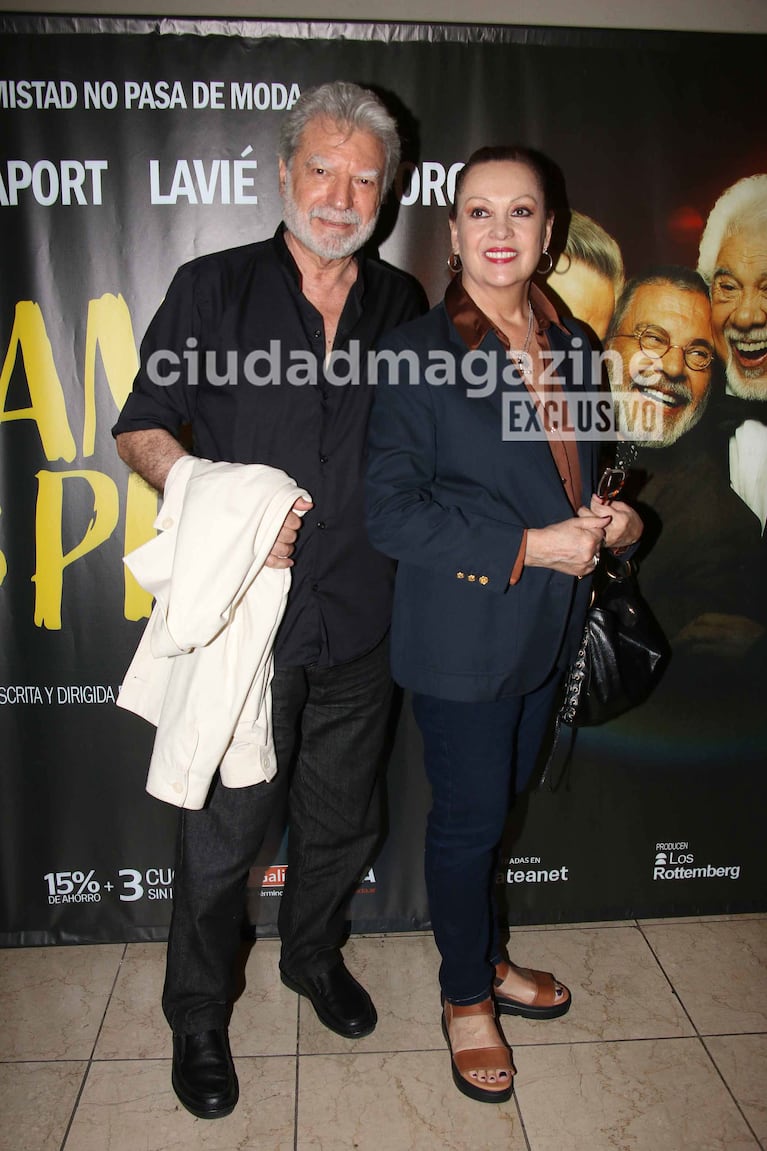 Naanim Timoyko y su pareja en el estreno de Vamo' los pibes (Foto: Movilpress)