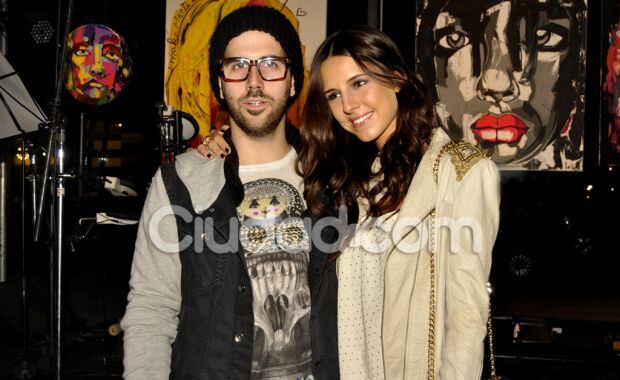 Nacho Leucona y Candelaria Tinelli, en la exposición de arte. (Foto: Jennifer Rubio - Ciudad.com)