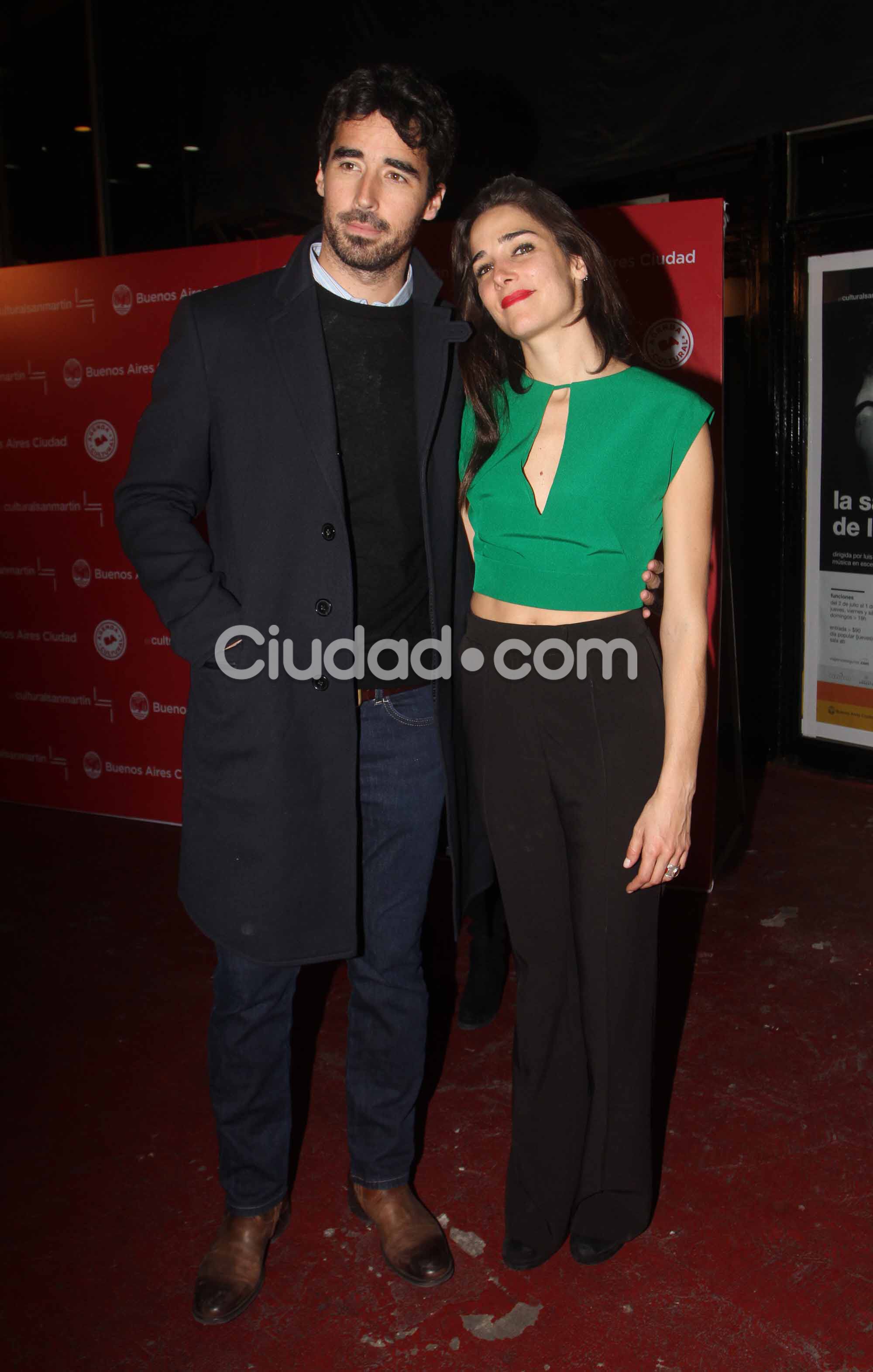 Nacho Viale con Juana, en el estreno de La sangre de los árboles en el teatro San Martín (Foto: Movilpress)