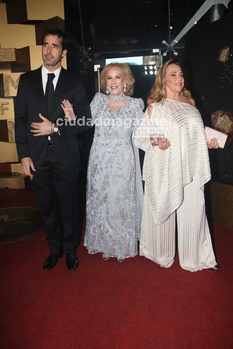 Nacho Viale, Mirtha Legrand y Marcela Tinayre en los Martín Fierro 2025 (Foto: Movilpress)