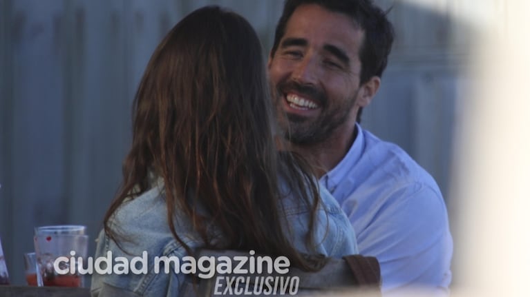 Nacho Viale y Lucía Celasco fueron descubiertos juntos y entre risas en un restaurante de José Ignacio. Foto: GM Press