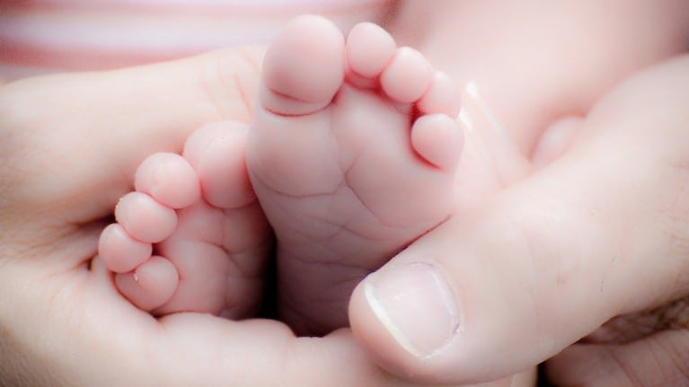 Nació con un 10% de probabilidades de sobrevivir y ahora vuelve a casa con su familia. Foto: Pixabay.