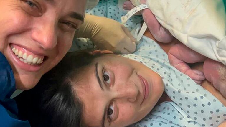 Nació Simona, la hija de la ex Rebelde Way Jazmín Beccar, y la presentó con dulces fotos: Con tu mamá nos miramos y no podemos creerlo
