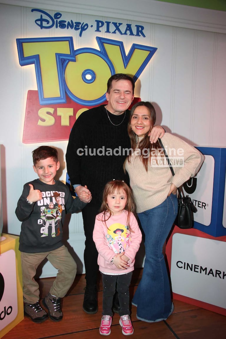 Nahuel Pennisi y familia (Foto: Movilpress)