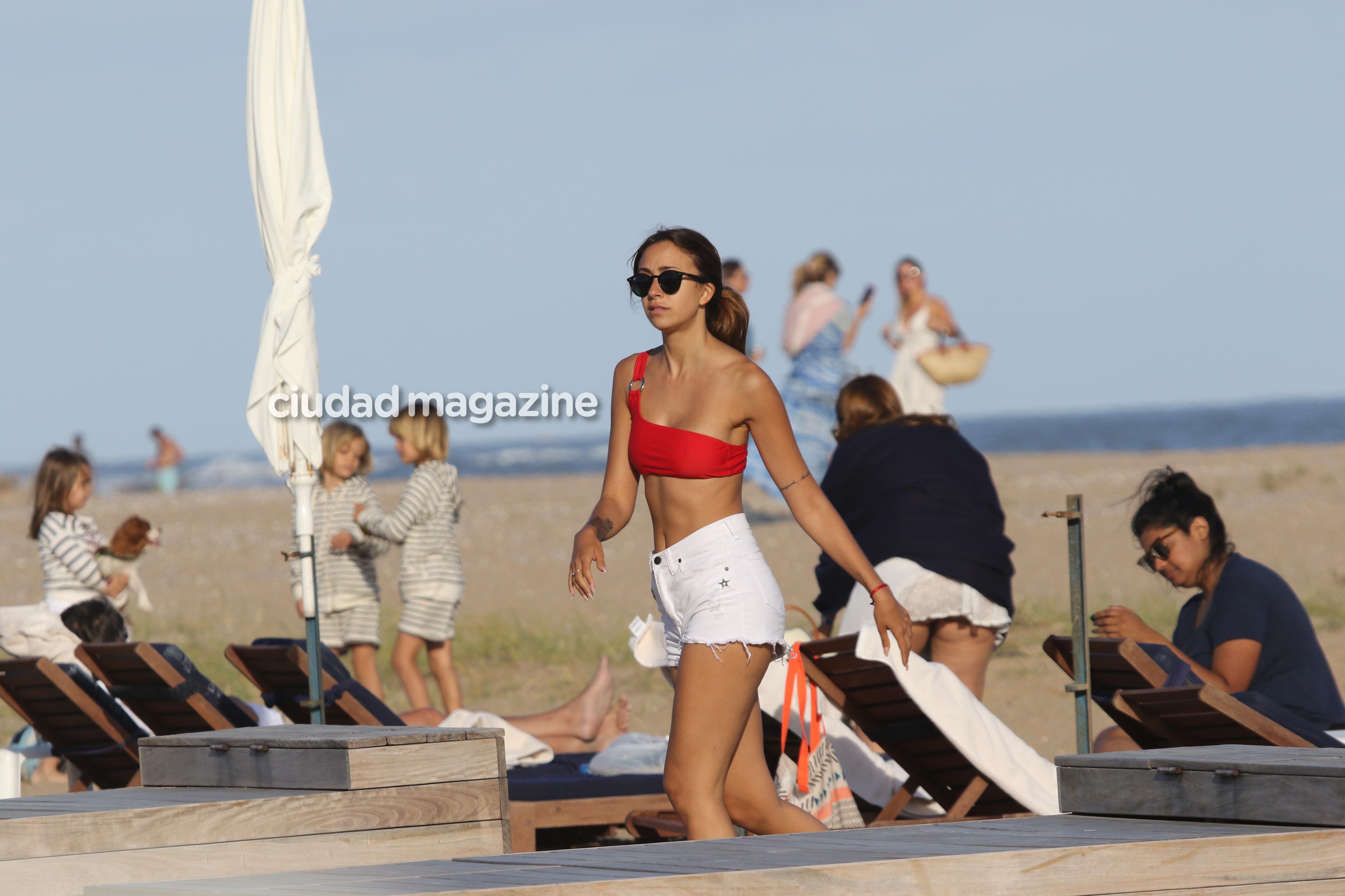 Nai Awada, enamorada de su novio en las playas de Punta del Este. Foto: Matías Souto/ GM Press