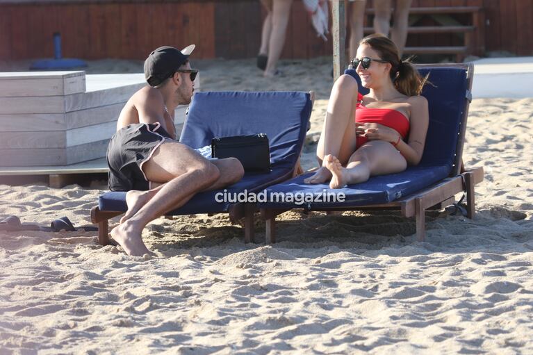 Nai Awada, enamorada de su novio en las playas de Punta del Este. Foto: Matías Souto/ GM Press
