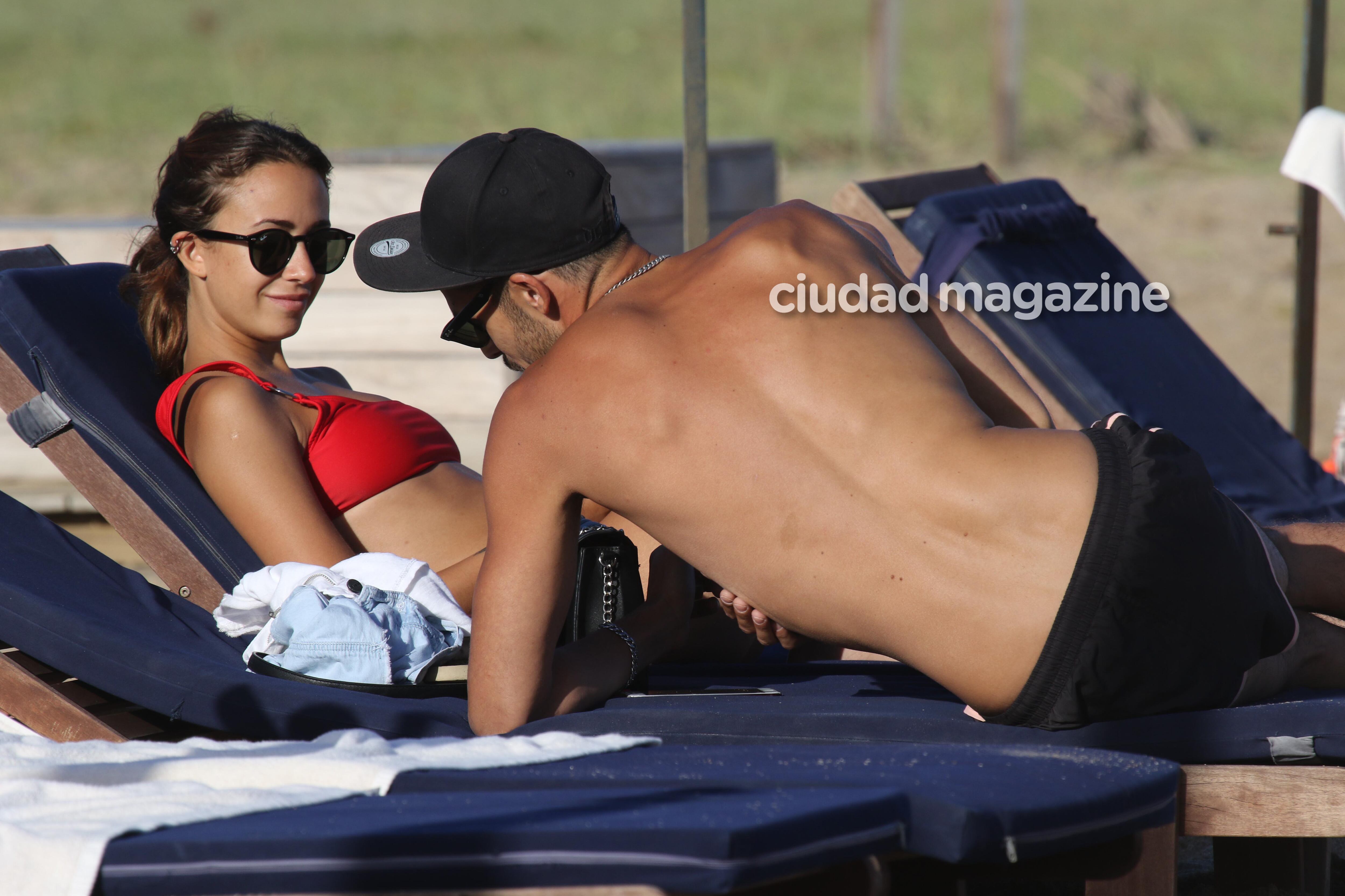 Nai Awada, enamorada de su novio en las playas de Punta del Este. Foto: Matías Souto/ GM Press
