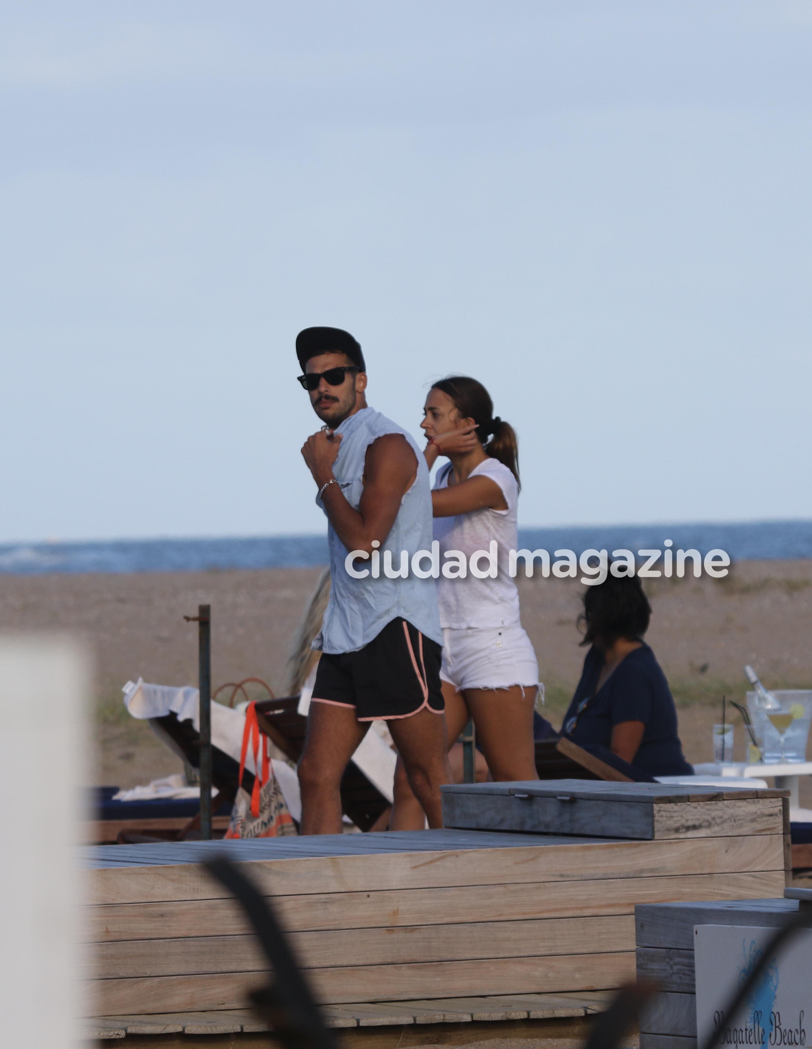 Nai Awada, enamorada de su novio en las playas de Punta del Este. Foto: Matías Souto/ GM Press