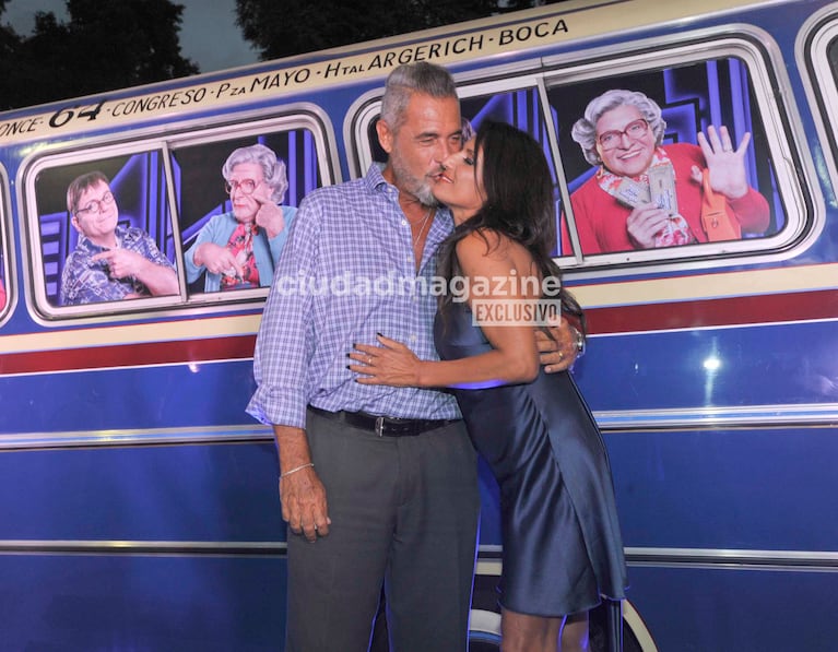 Nancy Duré y su pareja en el estreno de Papá por Siempre (Foto: Movilpress).