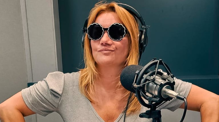 Nancy Pazos condujo su programa en corpiño.